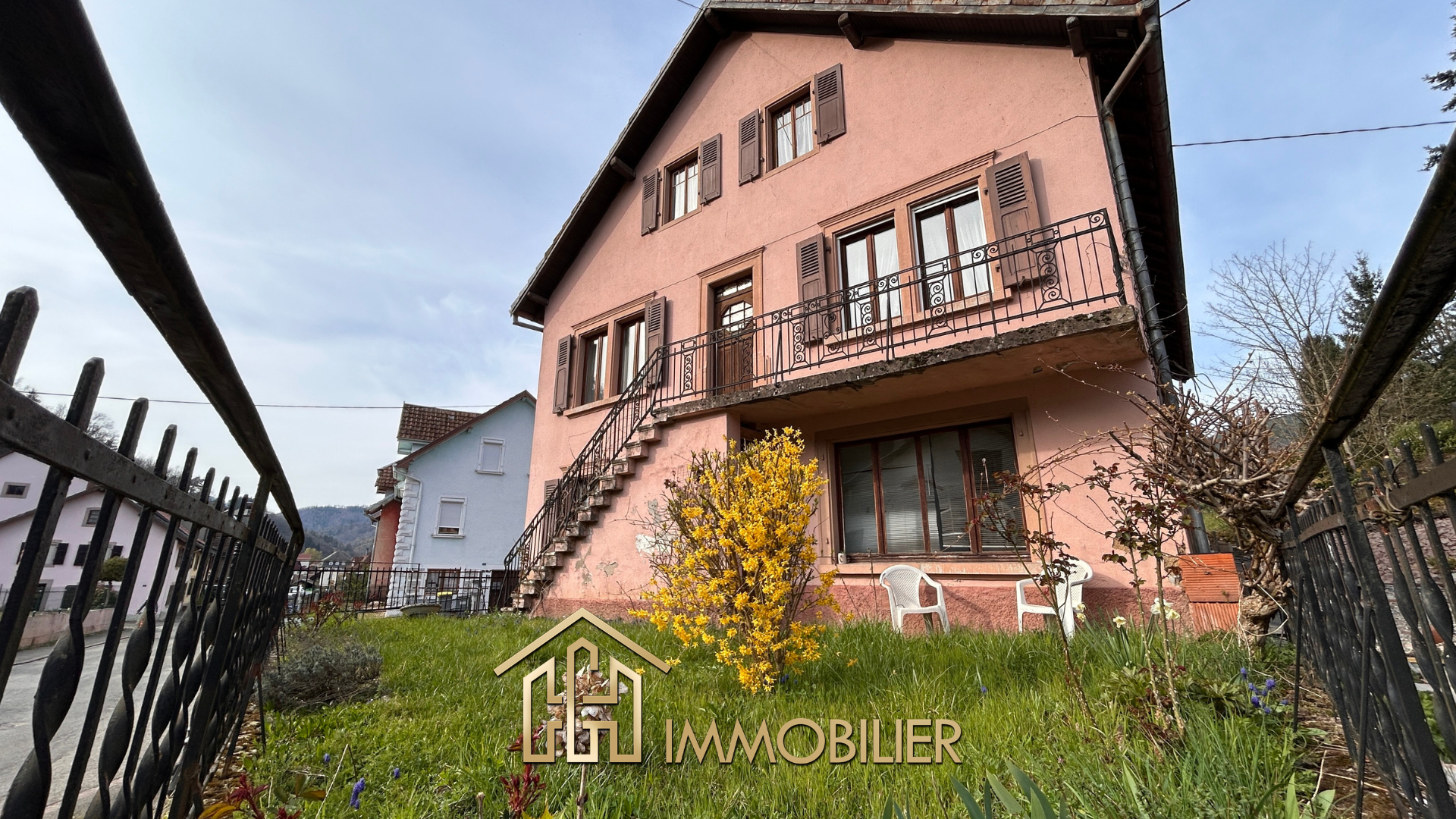 Maison familiale avec jardin et garage.